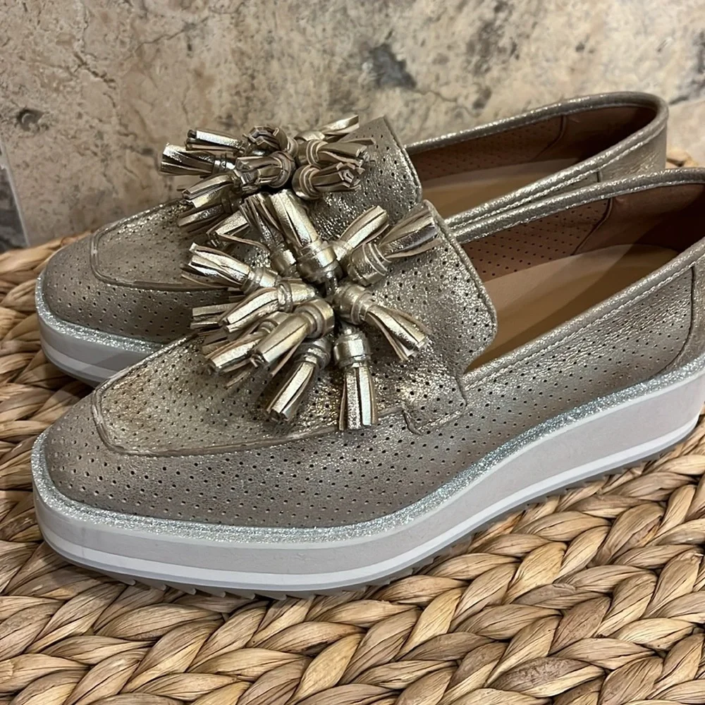 New Johnston & Murphy Gracelyn Tassel Loafer, size 8.5 M. Gold, silver, white. - Picture 6 of 9